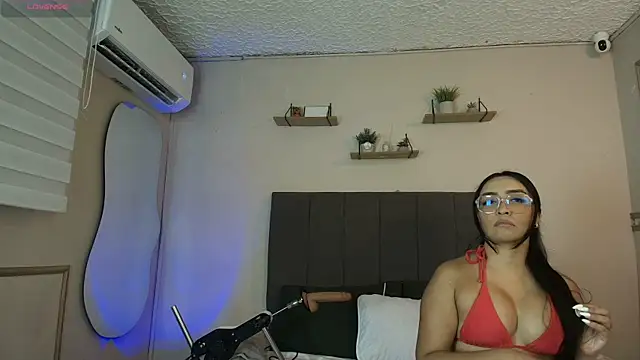 Snapshot of Moly_Juicy chatting on July 10, 2026, 7:38 pm Moly Juicy online show from July 10, 2026, 7:38 pm