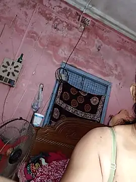 MoonLusty online show from June 5, 2026, 3:24 am