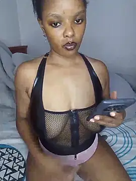 Snapshot of creamiequeen chatting on June 1, 2026, 8:32 pm creamiequeen online show from June 1, 2026, 8:32 pm