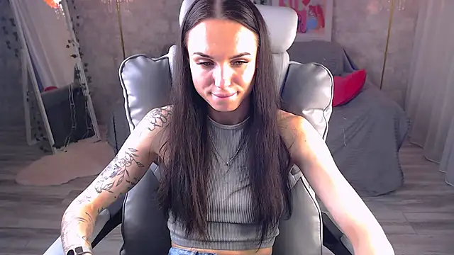 NicoleMerz online show from June 3, 2026, 2:33 pm