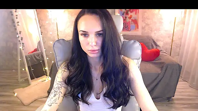 NicoleMerz online show from June 25, 2026, 4:11 pm