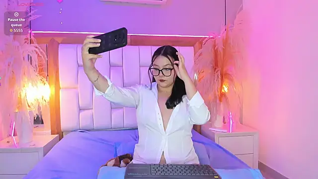 Snapshot of Violet_Bloom chatting on May 30, 2026, 5:54 pm Violet Bloom online show from May 30, 2026, 5:54 pm