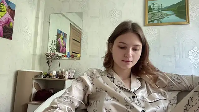 HeIen cute online show from June 6, 2026, 3:33 am