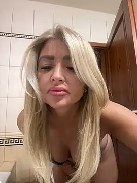 Snapshot of szexicicamica chatting on June 5, 2026, 8:20 am szexicicamica online show from June 5, 2026, 8:20 am