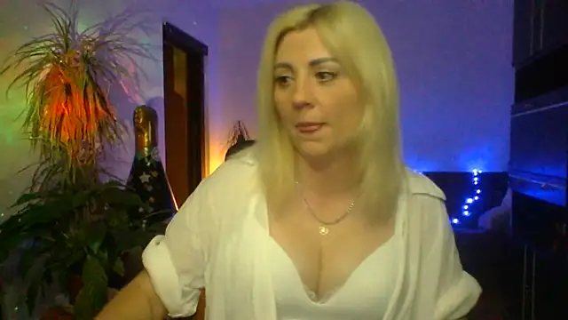 LunaaKiss online show from June 19, 2026, 8:12 pm