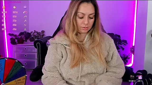 Snapshot of LindaWhite_ chatting on January 21, 2025, 9:57 pm LindaWhite online show from January 21, 2025, 9:57 pm