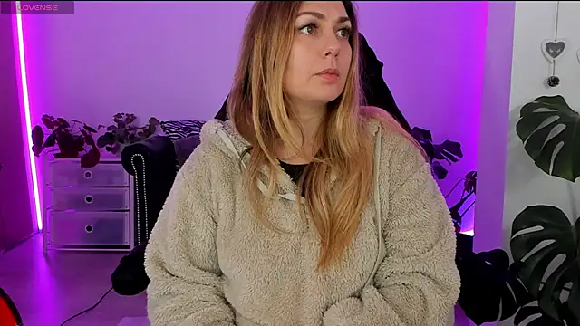 Snapshot of LindaWhite_ chatting on February 8, 2025, 9:57 pm LindaWhite online show from February 8, 2025, 9:57 pm