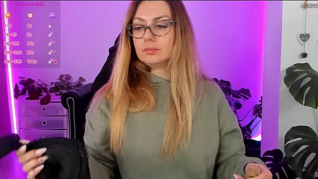 Snapshot of LindaWhite_ chatting on February 10, 2025, 9:25 pm LindaWhite online show from February 10, 2025, 9:25 pm