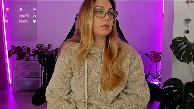 Snapshot of LindaWhite_ chatting on March 5, 2025, 9:37 pm LindaWhite online show from March 5, 2025, 9:37 pm