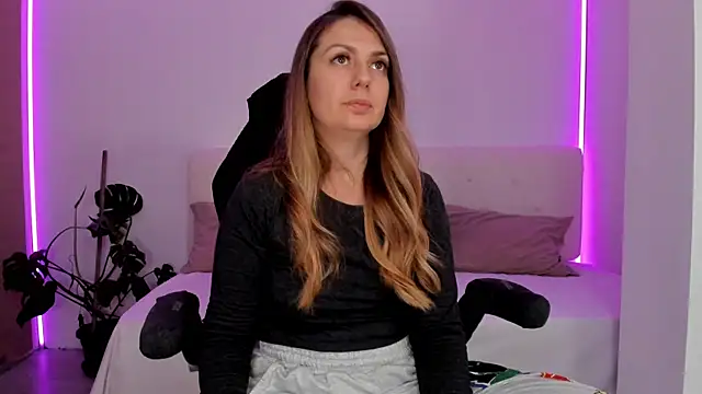 Snapshot of LindaWhite_ chatting on November 7, 2025, 5:02 pm LindaWhite online show from November 7, 2025, 5:02 pm