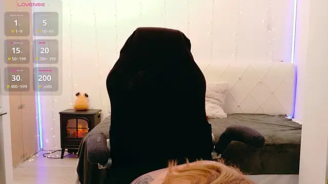 LindaWhite  online show from March 22, 2026, 5:38 pm