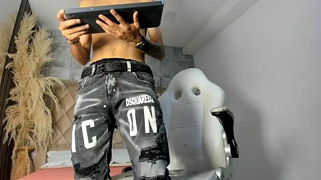 LucasJhonson  online show from June 9, 2026, 1:17 am