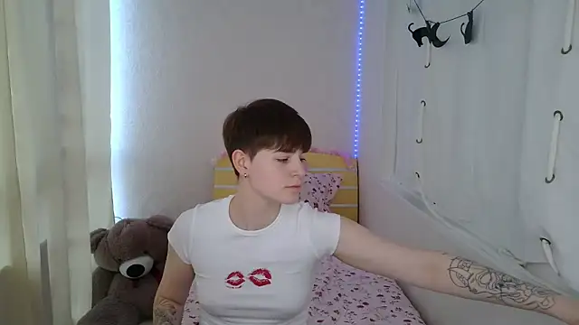 EmyHills online show from June 12, 2026, 2:38 pm