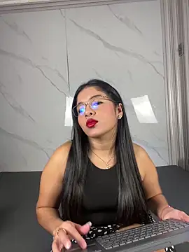 ValentinaLuciana online show from June 8, 2026, 1:22 pm
