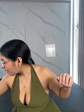 ValentinaLuciana online show from June 10, 2026, 1:10 pm