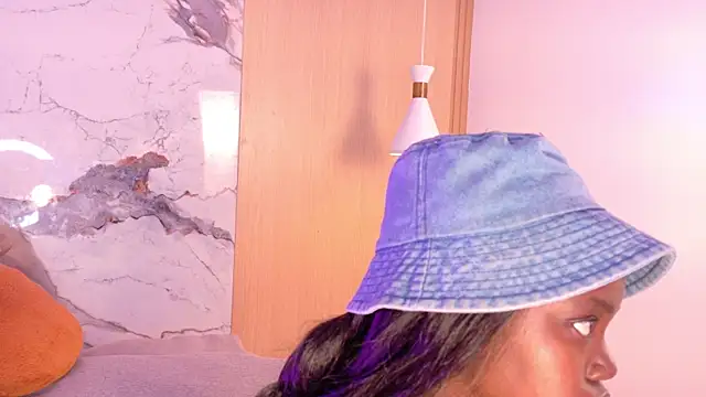 EmiilyLovex online show from July 22, 2026, 1:03 pm