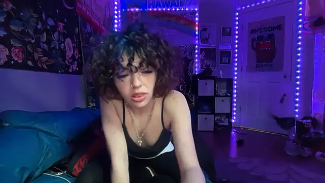 Snapshot of petitewhitebaee chatting on June 13, 2026, 10:46 am petitewhitebaee online show from June 13, 2026, 10:46 am