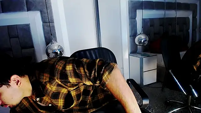LucasThomson  online show from June 18, 2026, 4:02 am