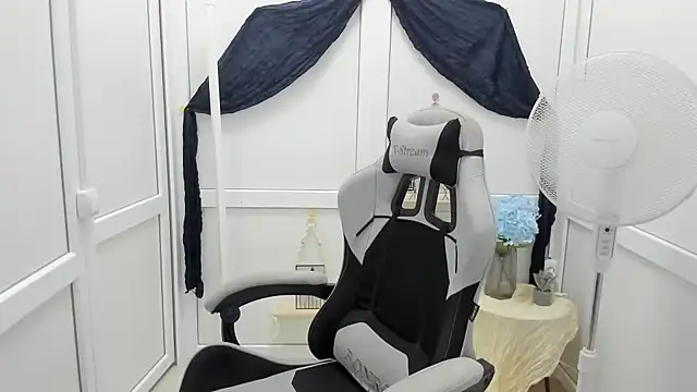 Vanilla Vixen online show from July 28, 2026, 6:09 am