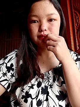 Snapshot of Linna-bae chatting on July 10, 2026, 2:05 am Linna-bae online show from July 10, 2026, 2:05 am