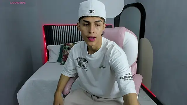 Axel Mendozaa online show from June 24, 2026, 8:08 pm