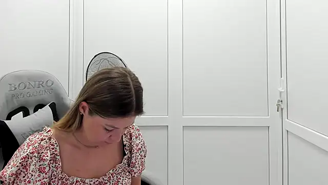 MiaSummerr  online show from July 17, 2026, 12:45 pm