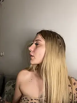 DariaSellen online show from June 17, 2026, 8:43 pm