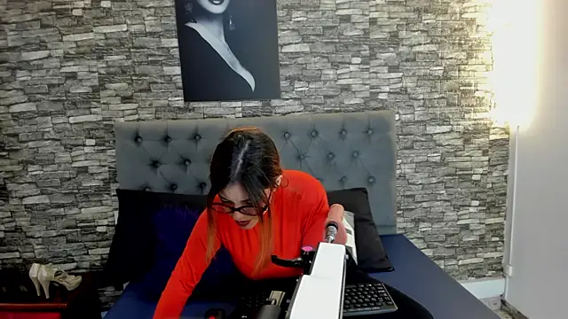 Snapshot of AngeliqueGirard chatting on July 5, 2026, 9:11 pm AngeliqueGirard online show from July 5, 2026, 9:11 pm