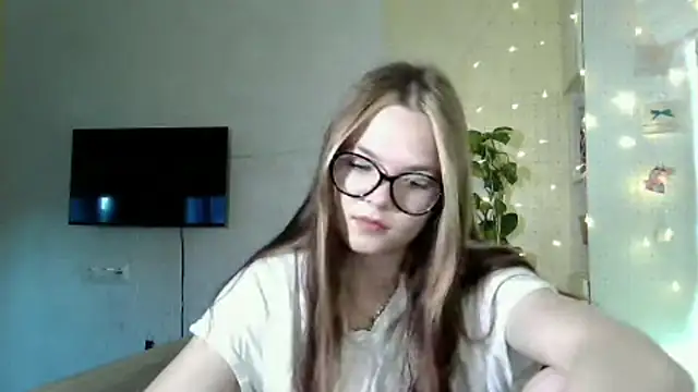 AvrilGillig online show from June 18, 2026, 1:04 pm