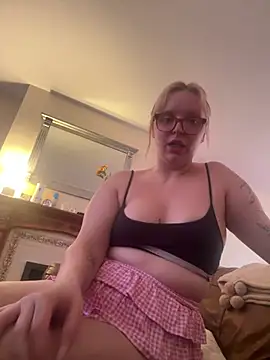 Snapshot of lucyyyxoxo chatting on July 23, 2026, 4:05 pm lucyyyxoxo online show from July 23, 2026, 4:05 pm