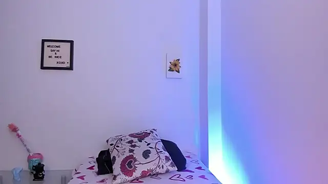 Snapshot of LauraToro_ chatting on February 20, 2026, 9:15 pm LauraToro online show from February 20, 2026, 9:15 pm