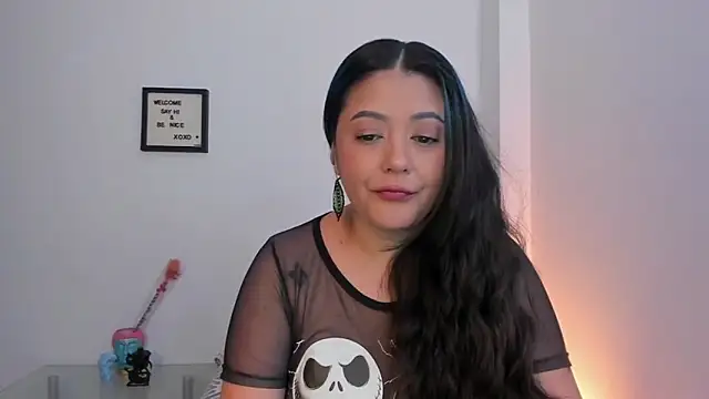 Snapshot of LauraToro_ chatting on February 24, 2026, 1:09 pm LauraToro online show from February 24, 2026, 1:09 pm