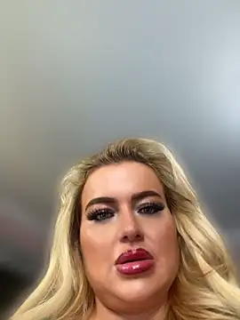Snapshot of BarbieLeahX chatting on July 1, 2026, 9:44 am BarbieLeahX online show from July 1, 2026, 9:44 am