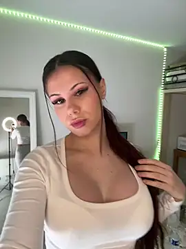 elenalovee online show from June 13, 2026, 12:58 pm
