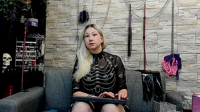 Snapshot of Miss_Kaz chatting on July 11, 2026, 12:57 am Miss Kaz online show from July 11, 2026, 12:57 am