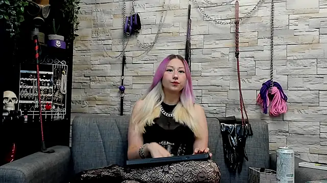 Snapshot of Miss_Kaz chatting on July 27, 2026, 11:56 pm Miss Kaz online show from July 27, 2026, 11:56 pm