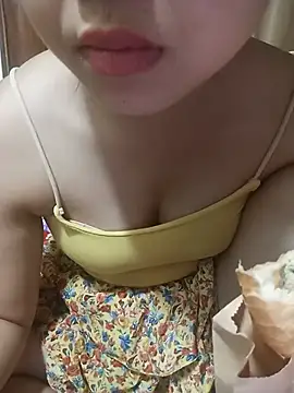 Snapshot of Emma-cutee chatting on July 2, 2026, 2:00 am Emma-cutee online show from July 2, 2026, 2:00 am