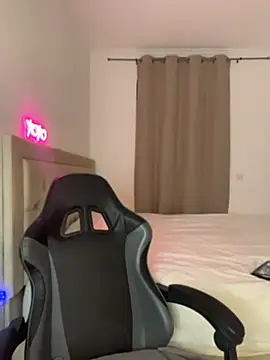 lolacrzz online show from August 6, 2026, 7:49 pm