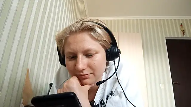 Snapshot of JennyShortcut chatting on June 18, 2026, 12:53 pm JennyShortcut online show from June 18, 2026, 12:53 pm