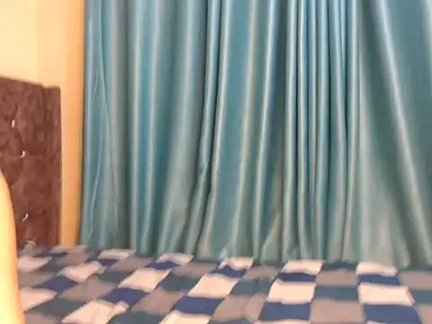 Snapshot of RosieGloww chatting on June 18, 2026, 9:14 am RosieGloww online show from June 18, 2026, 9:14 am