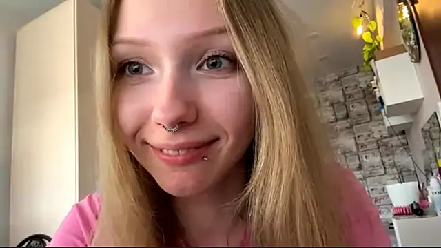 Snapshot of BivalentFalloff chatting on July 1, 2026, 9:33 am BivalentFalloff online show from July 1, 2026, 9:33 am