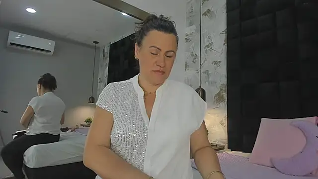 CharlotteG  online show from July 4, 2026, 1:06 pm