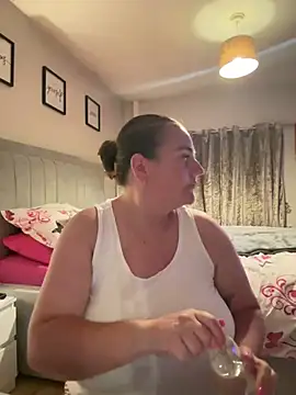 Snapshot of Bustygem_ chatting on July 16, 2026, 10:49 pm Bustygem online show from July 16, 2026, 10:49 pm