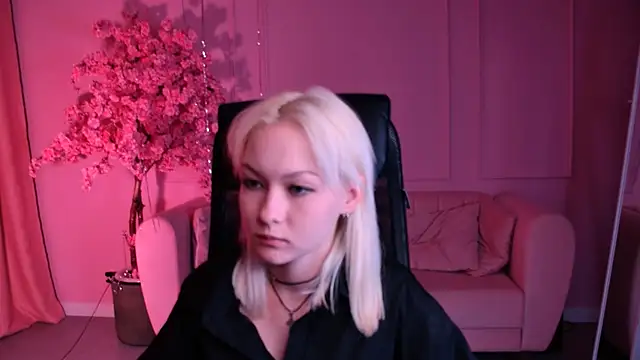 Snapshot of OliviaVale chatting on June 19, 2026, 1:48 pm OliviaVale online show from June 19, 2026, 1:48 pm