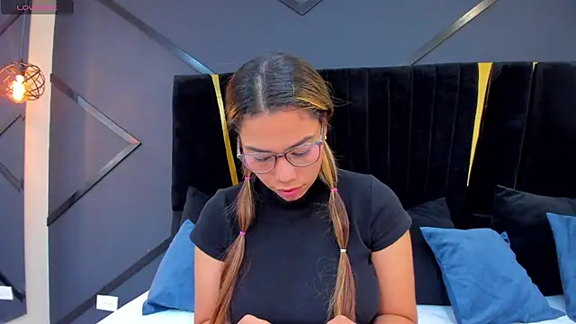 Snapshot of esther_xo chatting on July 1, 2026, 4:36 am esther xo online show from July 1, 2026, 4:36 am