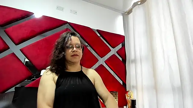 Snapshot of ELLE_HADID chatting on July 8, 2026, 11:48 am ELLE HADID online show from July 8, 2026, 11:48 am