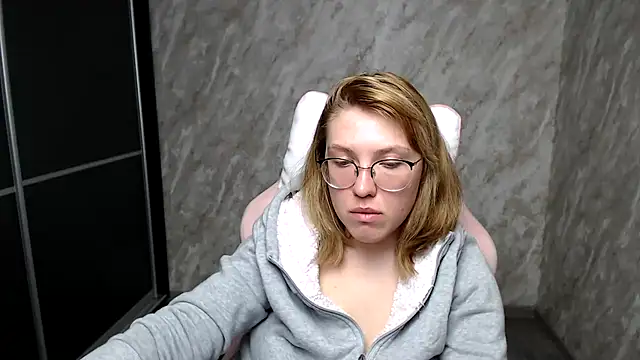 Reginasmilee online show from March 11, 2025, 7:48 am