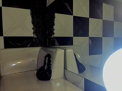 kitty queensex18 online show from June 25, 2026, 8:24 pm