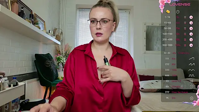 Snapshot of BeautyeyesLovely chatting on October 4, 2025, 12:36 pm BeautyeyesLovely online show from October 4, 2025, 12:36 pm