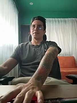 Snapshot of Andy_n_cat chatting on July 1, 2026, 10:42 pm Andy n cat online show from July 1, 2026, 10:42 pm
